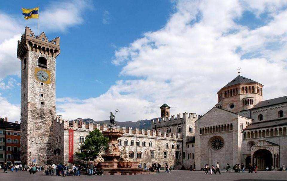 Trento_-_Piazza_Duomo_-_dimora al castello